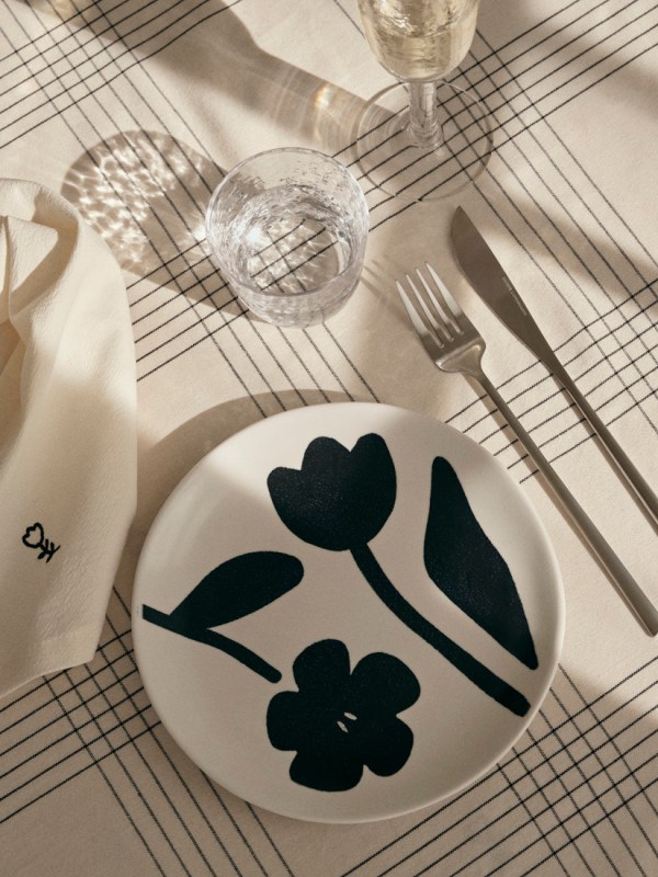 Flora Plate Medium Black/Off White
